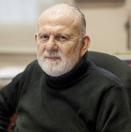 Dr. Joseph Salama, Doctor en Psiquiatría, en su consulta
